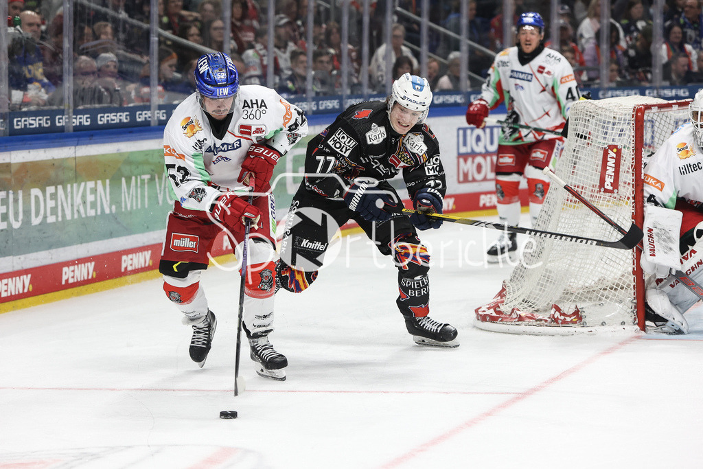 Eisbären Berlin - Augsburger Panther | im Duell Otso RANTAKARI (AEV #52) und Eric HOERDLER (EBB #77) / Zweikampf