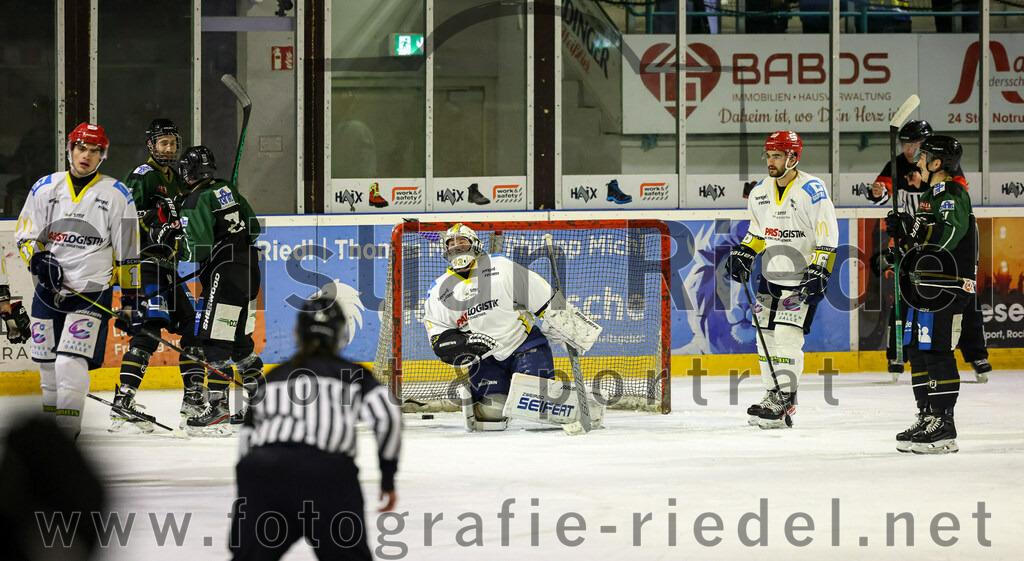 2023-01-06_066_TSV_Erding_gegen_ERV_Schweinfurt | Erding, Deutschland, 06.01.2023:
Eishockey, Bayernliga 2022 / 2023, 26. Spieltag, TSV Erding gegen ERV Schweinfurt, Endergebnis: 7:3

Erik Modlmayr (Erding Gladiators, #21), Torwart Benedict Roßberg (ERV Schweinfurt, #42), Leonardo Ewald (ERV Schweinfurt, #26), Sebastian Busch (Erding Gladiators, #11)

Foto: Christian Riedel / fotografie-riedel.net
