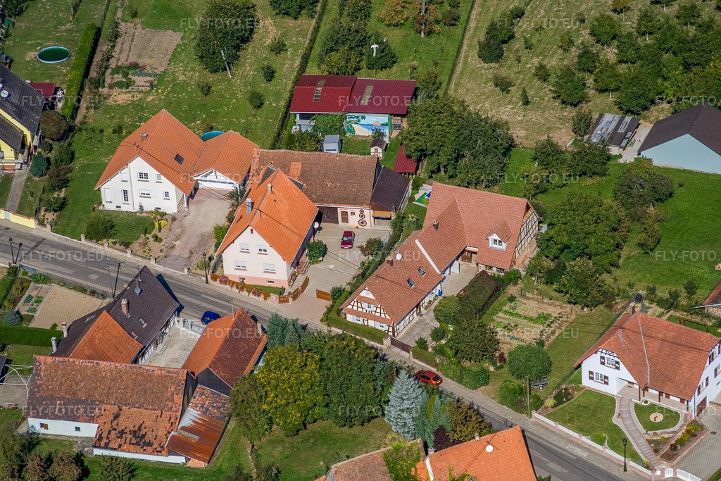 Vue aérienne: Rue Principale à Salmbach dans le département Bas Rhin, France – .Photo: IMG_13582.jpg prise le 28/09/2008 par Werner Riehm/FLY-FOTO.eu – Résolution de l'original: 3456 x 2304 px