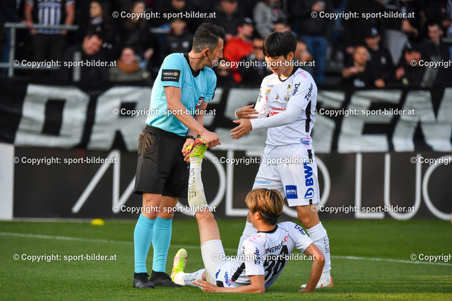 AUT, Admiral Bundesliga, LASK Linz vs SCR Altach | 23.04.2022, Raiffeisen Arena Pasching, AUT, Admiral Bundesliga, LASK Linz vs SCR Altach, im Bild Alexander Harkam (Schiedsrichter), Hyun-seok Hong (Lask), Keito Nakamura (Lask)


// Admiral Bundesliga Match between LASK Linz and SCR Altach in Pasching, Austria on 2022/04/23
