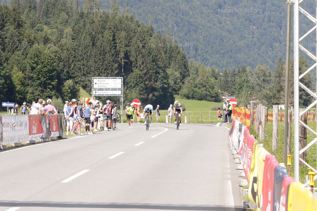 992_20230817_Bewerb_Maenner_Muehlanger | AUT - OESTERREICH, 2023-08-16: SPORT RENNRAD-FAHREN - 55. INTERNATIONALER RADWELTPOKAL IN ST. JOHANN IN TIROL  - Vintage-Radrennen mit WM-Bronze-Medaillen-Siegerin Christina Schweinberger, den Teilnehmer und Alexander Baumann (vom Orginastions-Team) - TAG 2 BEWERB MAENNER IN SECHS GRUPPEN  ; Foto: Roland Muehlanger