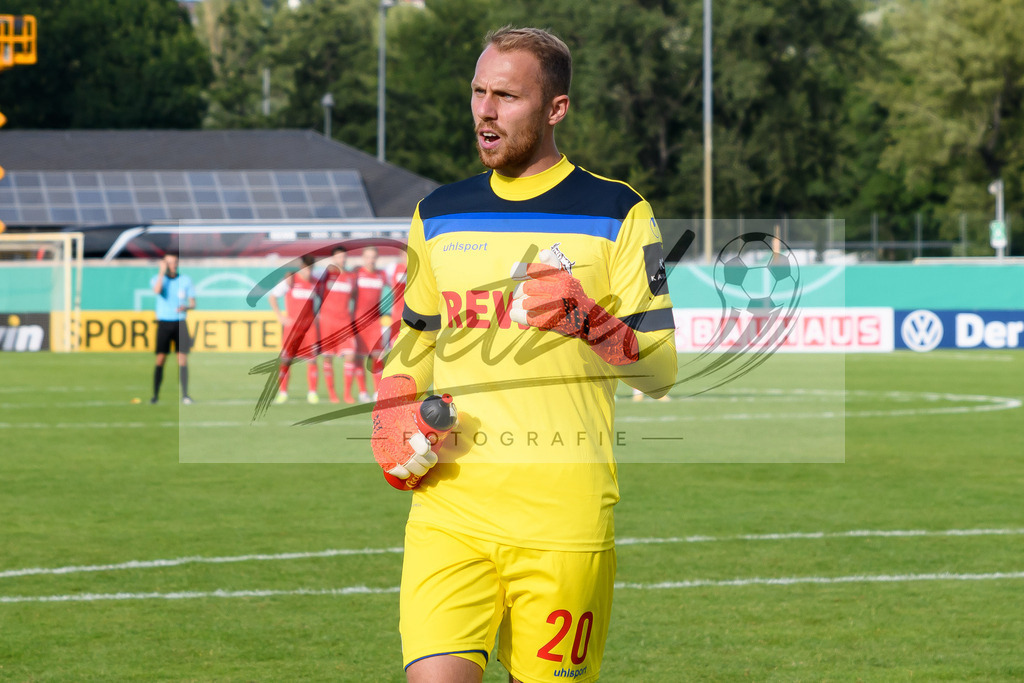 JENKOE20210808_089 | Fussball, Herren: Torwart Marvin Schwaebe (1. FC Koeln) schaut beim Spiel der 1. Runde im DFB-Pokal zwischen FC Carl Zeiss Jena und 1. FC Koeln im Ernst-Abbe-Sportfeld am 08.08.2021 in Jena, Deutschland.DFB / DFL REGULATIONS PROHIBIT ANY USE OF PHOTOGRAPHS AS IMAGE SEQUENCES AND/OR QUASI-VIDEO. - Realisiert mit Pictrs.com