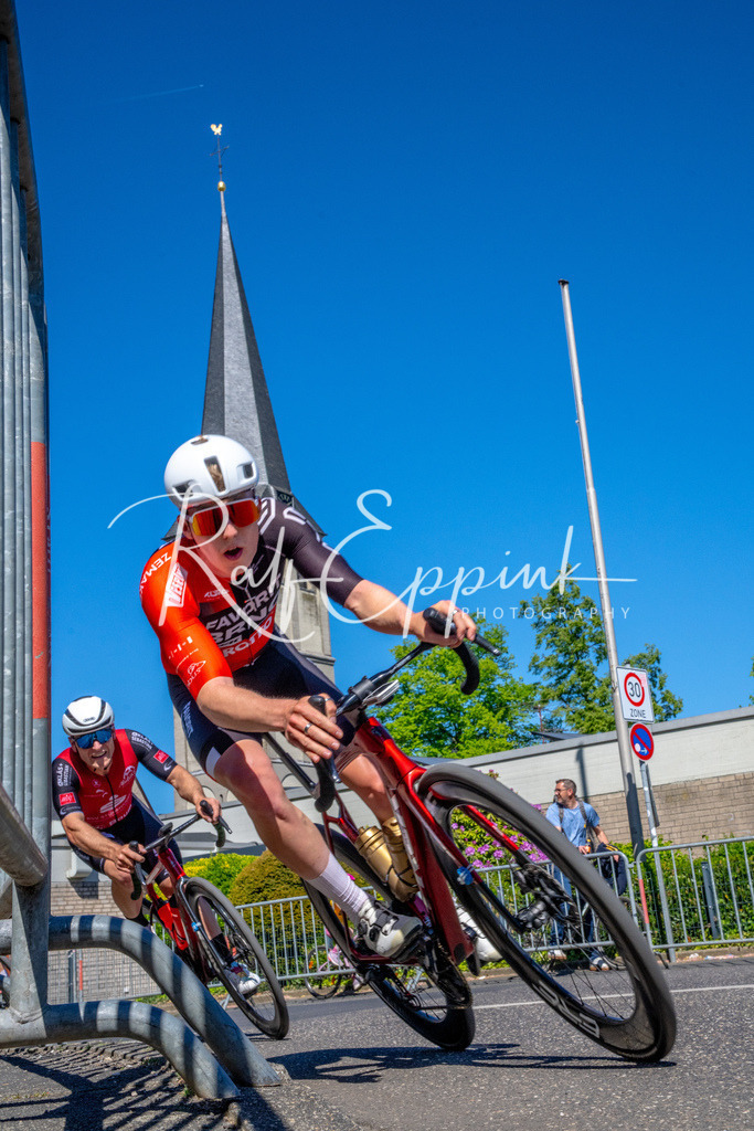 Spurt in den Mai 2026 - Großer Preis der Sparkasse Neuss | Annual one-day road cycling race "Großer Preis der Sparkasse Neuss" held in Büttgen, Germany, organized by VfR Büttgen 1912 e.V. The event features multiple races across all age categories from U11 youth to Elite men. - Realisiert mit Pictrs.com