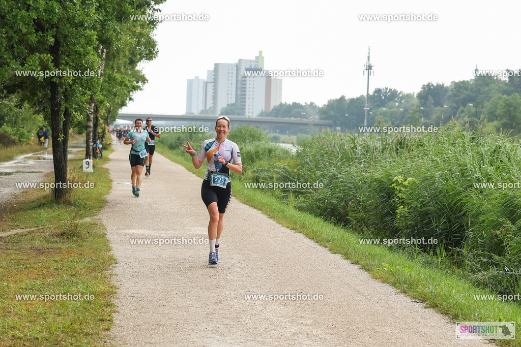 LUR_1581 | 34. M-net Erlanger Triathlon 2025 #erlangertriathlon  #mnettriathlon2025 #mnettriathlon #team #olympischedistanz #mitteldistanz #triathlon #maindonaukanal  #erlangertriathlon2025 #yourpictrs #tv1848 #tv1848erlangen  #triathlonbayern #sportinerlangen #demsportverbunden #sportshot_your_pictrs Copyright: www.sportshot.de