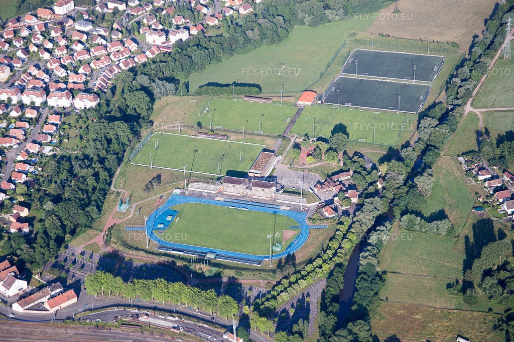 Vue aérienne: Ensemble des terrains de rugby du FC Haguenau à Haguenau à le quartier Metzgerhof Krausenhof in Hagenau dans le département Bas Rhin, France. Photo: IMG_082953.jpg prise le 26/06/2015 par Werner Riehm/FLY-FOTO.euRésolution de l'original: 5472 x 3648 px