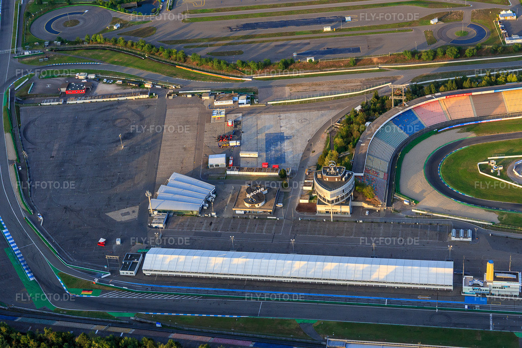 Luftbild: Boxengasse und Baden-Württemberg Center im Motodrom Hockenheimring Baden-Württemberg in Hockenheim im Bundesland Baden-Württemberg in Deutschland. Foto: IMG_102561.jpg vom 24.08.2017 durch Werner Riehm/FLY-FOTO.dehockenheimring.de