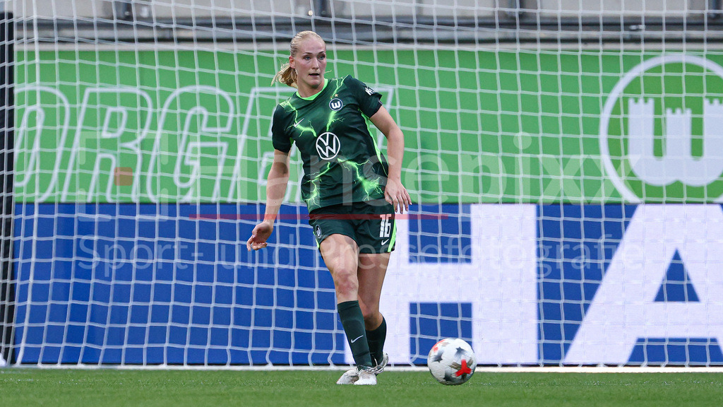 Fussball, UEFA Womens Champions League, VfL Wolfsburg - Inter Mailand | Camilla Küver (VfL Wolfsburg, 16) am Ball, Freisteller, Einzelbild, Ganzkörper, Aktion, Action, Spielszene