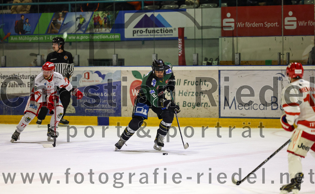 2023-03-10_092_TSV_Erding_gegen_TEV_Miesbach | Erding, Deutschland, 10.03.2023:
Eishockey, Bayernliga Playoffs 2022 / 2023, Halbfinale, TSV Erding gegen TEV Miesbach, Endergebnis: 2:0

Benedikt Pölt (TEV Miesbach, #77), Daniel Krzizok (Erding Gladiators, #18)

Foto: Christian Riedel / fotografie-riedel.net
