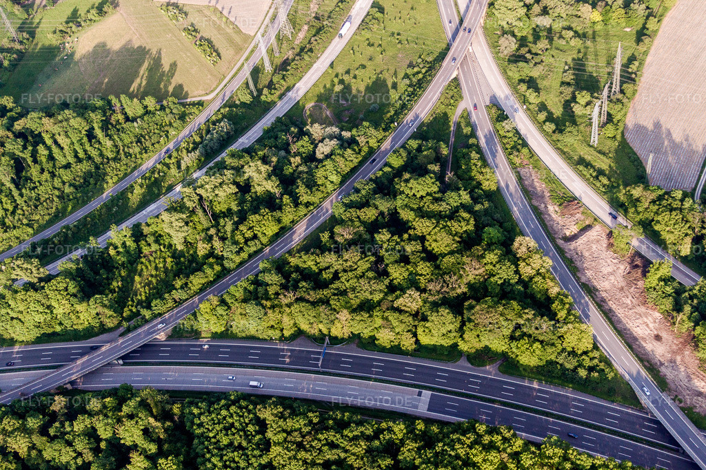 Luftbild: Autobahndreieck- Abfahrt des AD der BAB A5/A8 im Ortsteil Rüppurr in Karlsruhe im Bundesland Baden-Württemberg in Deutschland. Foto: IMG_27409.jpg vom 23.05.2010 durch Werner Riehm/FLY-FOTO.de