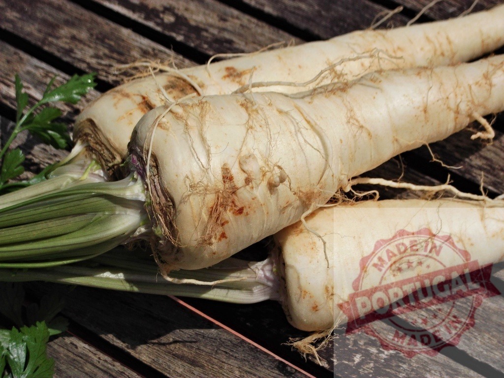 Fresh parsley roots on rustic wooden table | Freshly harvested parsley roots with green leaves resting on a rustic wooden planks surface - Realisiert mit Pictrs.com