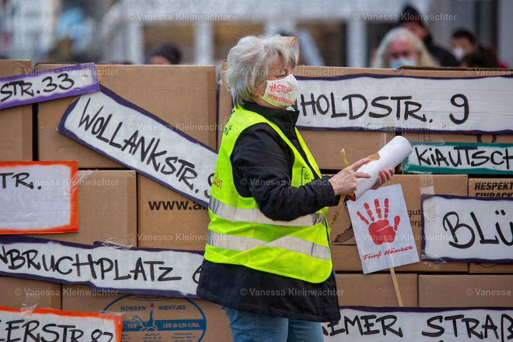 201120 StopHeimstaden MindSpace-4 | Mit Musik und einer "Wall of shame" aus Umzugskartons fordern Mieter*innen der von Heimstaden gekauften Häuser am 20.11.2020 vorm Büro des Schwedischen Immobilien-Investors die Ausübung des städtischen Vorkaufsrechts. - Realisiert mit Pictrs.com