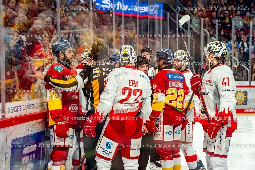 xkkux22022601008 | 22.02.2026, xkkux, Eishockey, DEL2, Düsseldorfer EG - EC Bad Nauheim, PSD Bank Dome Düsseldorf: Handgemenge Tummult Rudelbildung um Sinan Akdag (DEG #56) 