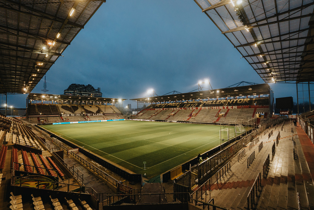 HEV06606 | Der offizielle Shop für FC St. Pauli Fotos. Wähle aus Spielszenen & Fanmomenten dein FCSP Wunschformat. Wir liefern Millerntor-Atmosphäre.