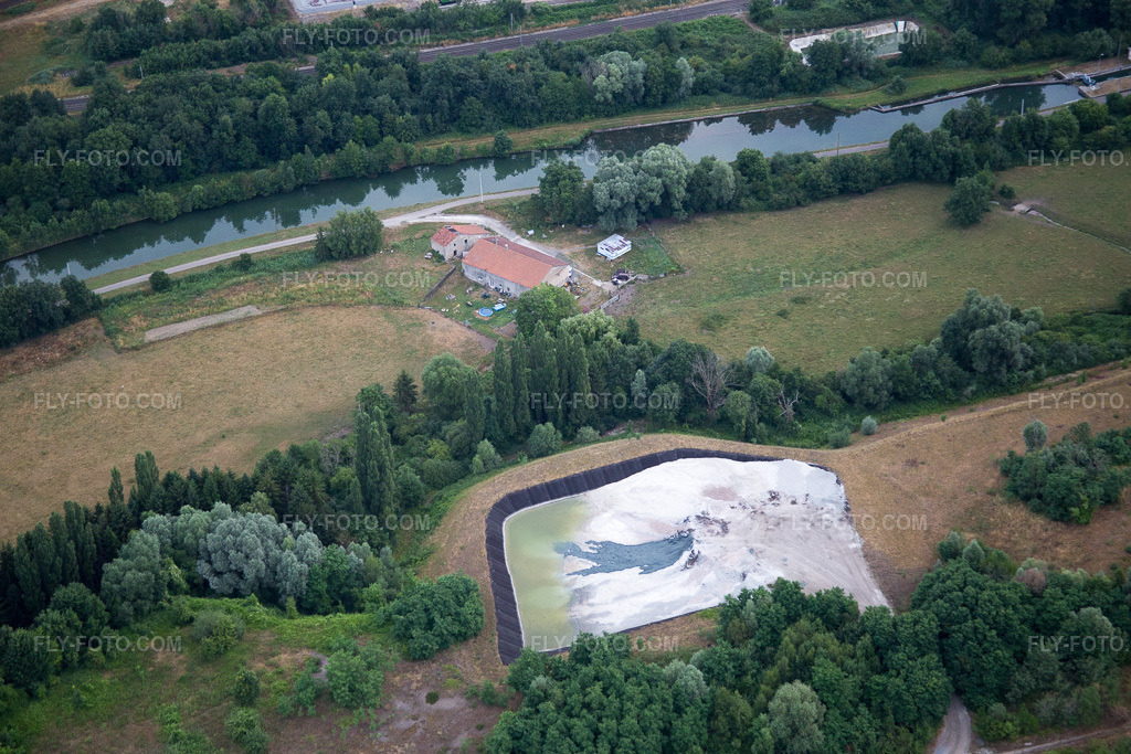 Aerial view: Spoil heap in Choloy-Ménillot in the state Meurthe et Moselle, France. – Photo: IMG_083502.jpg taken on 07/13/2015 by Werner Riehm/FLY-FOTO.com – Resolution of the original: 5472 x 3648 px