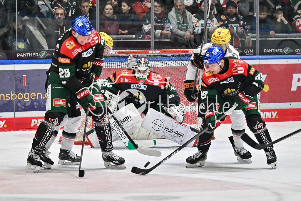 Augsburger Panther - Löwen Frankfurt  | in dieser szene beobachtet Strauss MANN (Augsburger Panther #38) das geschehen vor ihm / DEL: Augsburger Panther - Loewen Frankfurt, Curt Frenzel Stadion am 12.01.2025