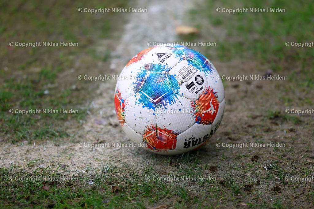 NH_HolsteinKiel_Training_22102025 | Ein Spielball auf kaputtem Rasen beim Training von Holstein Kiel.Fußball I Herren I Training I Saison 2025-2026 I Holstein Kiel I 22.10.2025 I Citti-Fußballpark