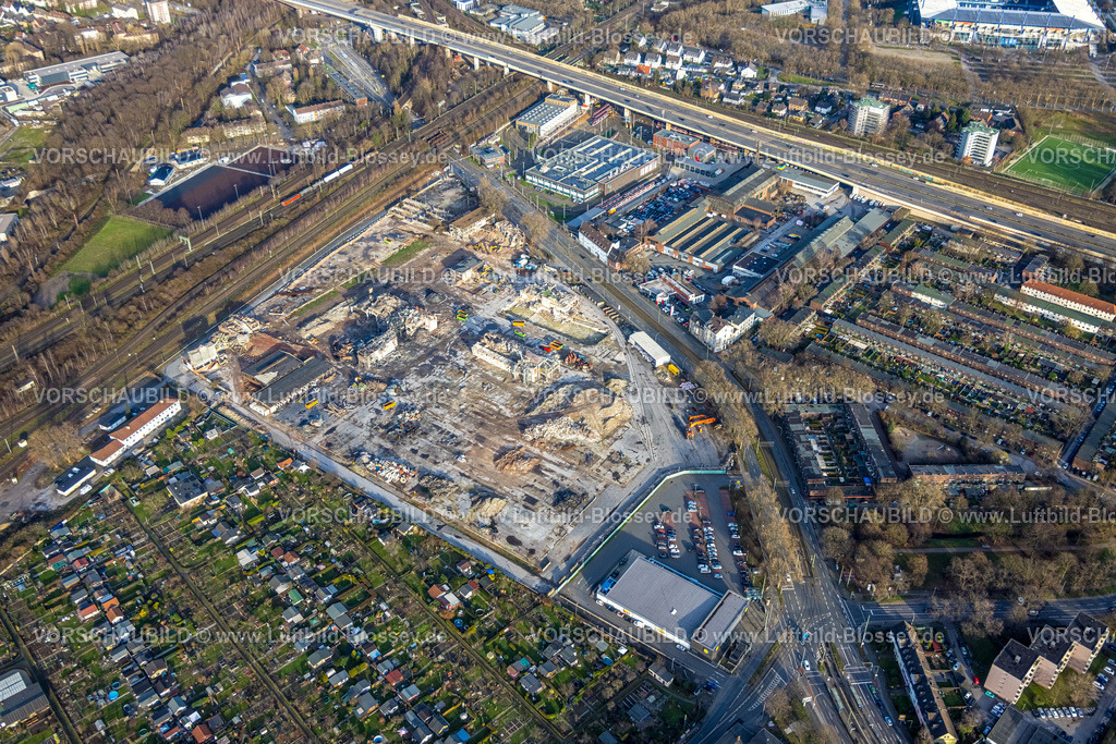 Duisburg230100537 | Luftbild, Abrissarbeiten der ehemaligen RHI Didier-Werke, für geplante neue Gesamtschule, zwischen Gießingstraße und Düsseldorfer Straße, Wanheimerort, Duisburg, Ruhrgebiet, Nordrhein-Westfalen, Deutschland