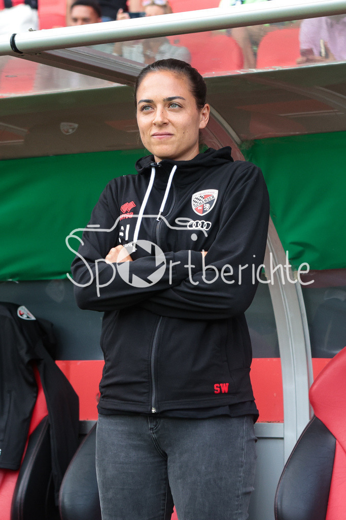 FC Ingolstadt - 1. FC Kaiserslautern | Im Bild FC Ingolstadt Trainerin Sabrina WITTMANN / vor der Partie auf der Trainerbank / Freisteller / Einzelfoto