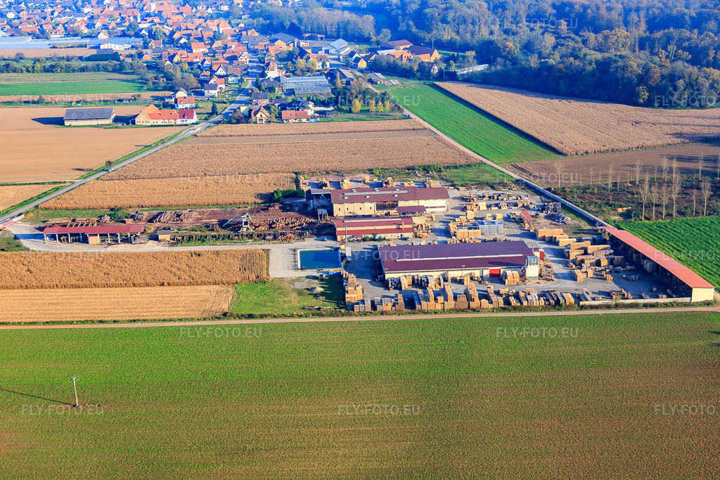 Vue aérienne: Scierie et Paletterie KOCHER à Niederrœdern dans le département Bas Rhin, France – .Photo: IMG_075654.jpg prise le 01/11/2014 par Werner Riehm/FLY-FOTO.eu – Résolution de l'original: 5472 x 3648 px