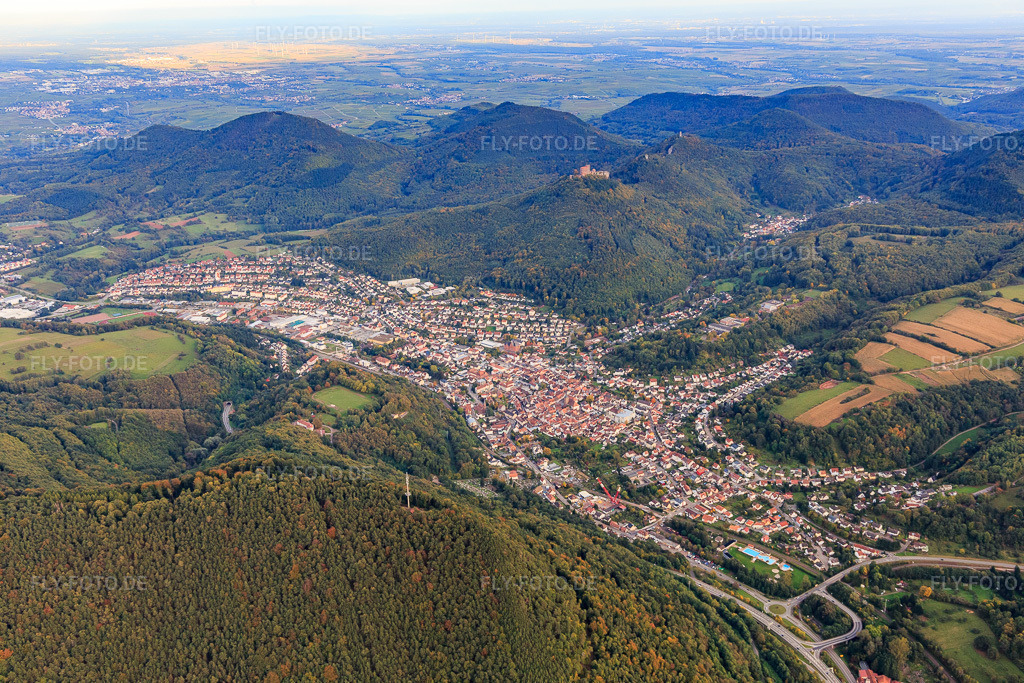 Luftbild: Stadtübersicht von Westen in Annweiler am Trifels im Bundesland Rheinland-Pfalz in Deutschland. Foto: IMG_103814.jpg vom 01.10.2017 durch Werner Riehm/FLY-FOTO.de