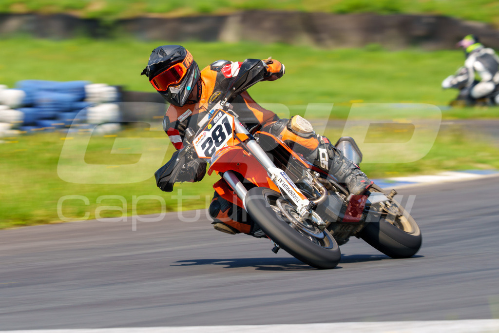 G-Cup + Supermoto Staatsmeisterschaft + Hungarian Supermoto Championship | GRIPcapture steht für authentische Sportfotografie in Österreich – für Momente, die mehr sind als Geschwindigkeit oder Ergebnis. Es geht um Emotion, Spannung, Fokus und den Augenblick, der oft nur einen Wimpernschlag dauert.Ob Motorsport, Teamsport oder 