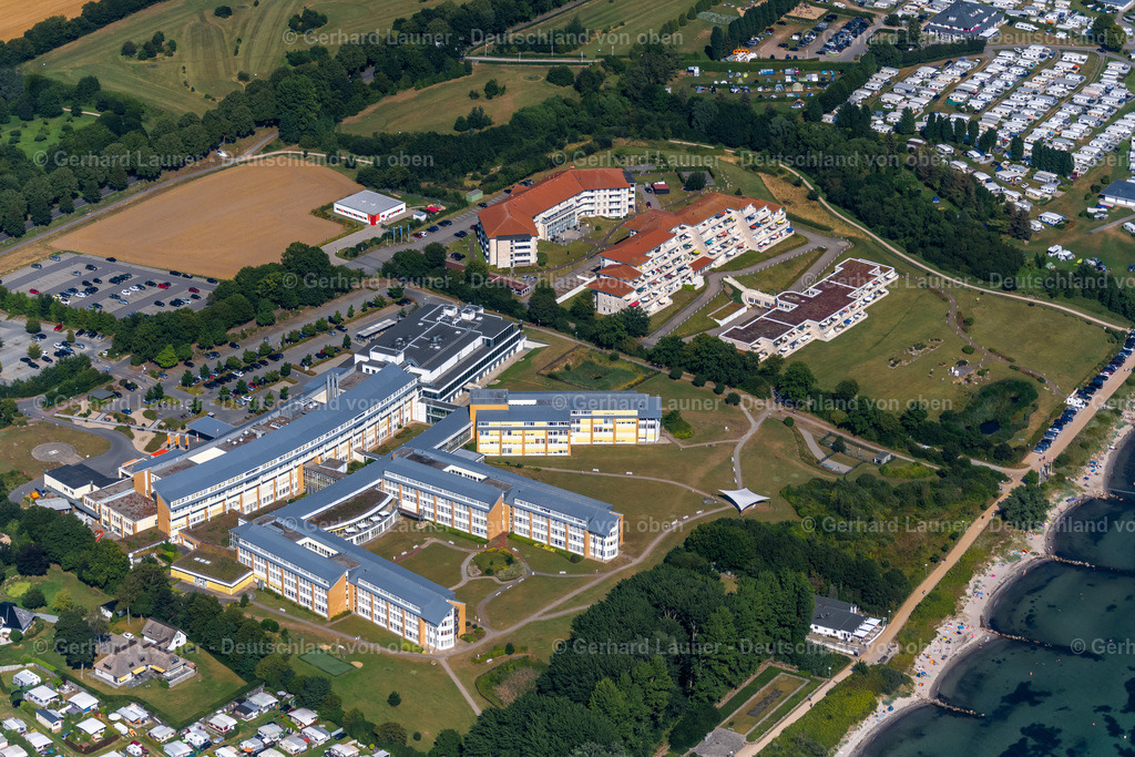 4038098 | NEUSTADT IN HOLSTEIN 07.08.2020 Klinikgelände des Krankenhauses " Schön Klinik " Am Kiebitzberg in Neustadt in Holstein im Bundesland Schleswig-Holstein, Deutschland. Weiterführende Informationen bei: Schön Klinik SE. // Hospital grounds of the Clinic " Schoen Klinik " Am Kiebitzberg in Neustadt in Holstein in the state Schleswig-Holstein, Germany. Further information at: Schoen Klinik SE. Foto: Gerhard Launer