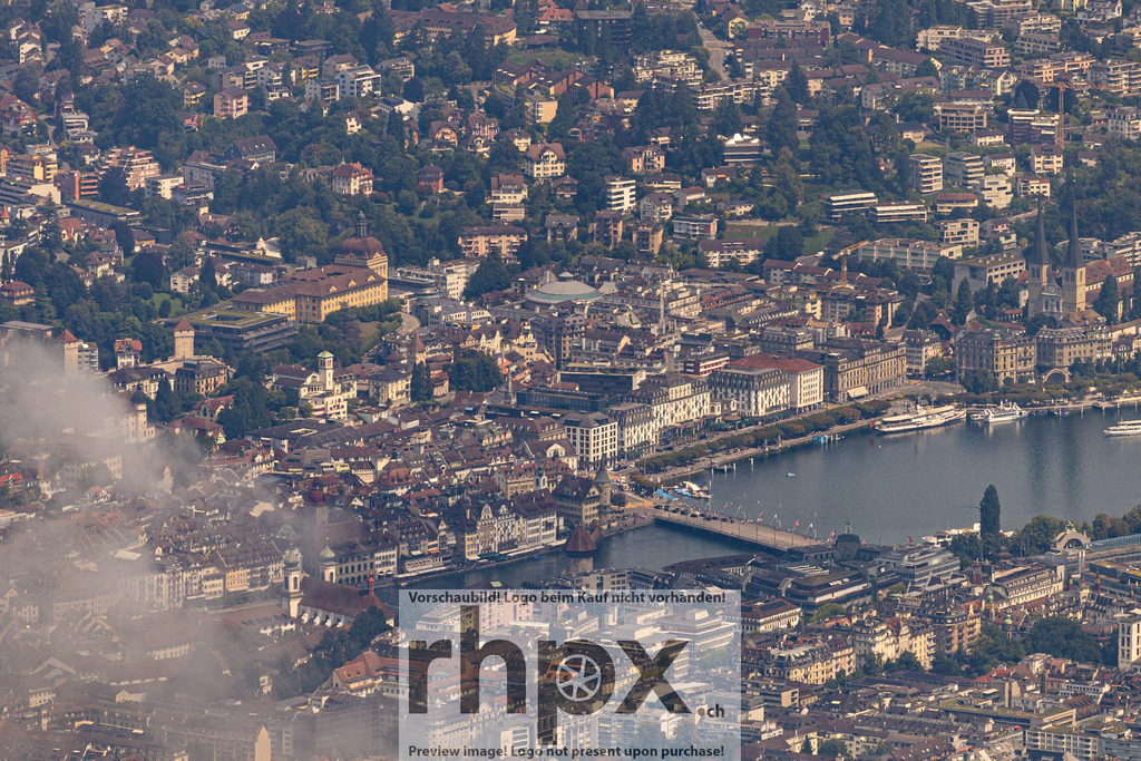 Aussicht auf die Stadt Luzern | Dächer. Fluss. Seeufer.

Ein imposanter Blick aus der Höhe erfasst die gesamte Stadt Luzern, die sich vom Ufer des Vierwaldstättersees bis in die umliegenden grünen Hügel erstreckt. Man erkennt die historischen Bauwerke am Fluss und das lebendige Zentrum der Stadt unter einem klaren Tageslicht.

Wähle unter "Produktauswahl" dein Wunschformat: Vom klassischen Wandbild über Puzzle &amp; Tassen bis zum digitalen Download (z.B. als Handy-Hintergrund). - Realisiert mit Pictrs.com