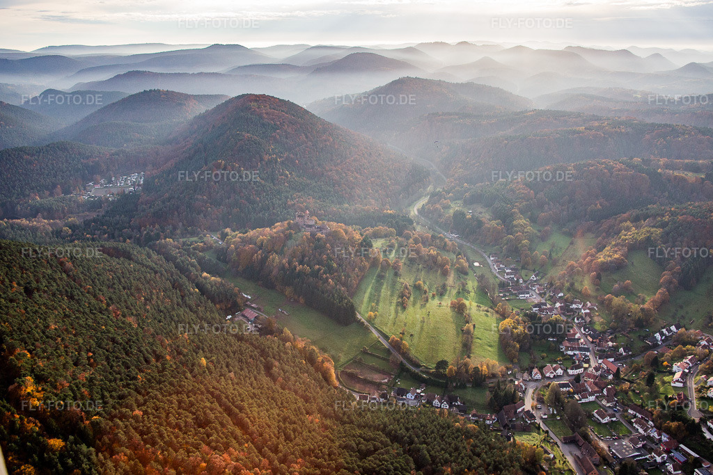 Luftbild: Erlenbach, Burg Berwartstein in Erlenbach bei Dahn im Bundesland Rheinland-Pfalz in Deutschland. Foto: IMG_076363.jpg vom 09.11.2014 durch Werner Riehm/FLY-FOTO.de