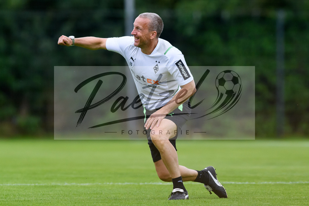 TRABMG20210719_040 | Fussball, Herren: Co-Trainer Frank Geideck (Borussia Moenchengladbach) schaut beim Training von Borussia Moenchengladbach waehrend des Trainingslagers auf dem Trainingsplatz am Hotel Klosterpforte am 19.07.2021 in Harsewinkel, Deutschland. - Realisiert mit Pictrs.com