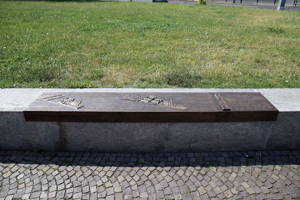 Johanniskirche und Bach-Gellert-Gruft | Das Team hinter BILDLEXIKON LEIPZIG bündelt historische wie aktuelle Informationen über die Stadt Leipzig in Text und Bild auf einer Plattform und stellt diese der interessierten Öffentlichkeit zur Verfügung.