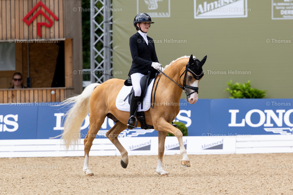 TH_534 Deinhard_ Carlotta Wittmann_29120 | Al Shiraàa Deutsches Spring- und Dressur-Derby 2025 am 30.05.25 in Hamburg, Thomas Hellmann, 534 Deinhard, Carlotta Wittmann