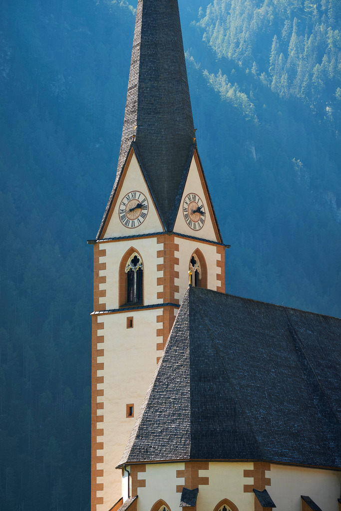 Wallfahrtskirche St. Vinzenz in Heiligenblut | Heiligenblut, Austria - September 15, 2020: Wallfahrtskirche St. Vinzenz in Heiligenblut. - Realisiert mit Pictrs.com