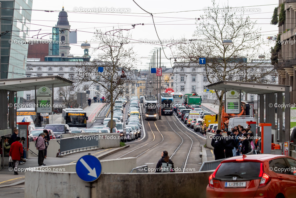 Linz_ Verkehr_ 01.04.2025-5 | 01.04.2025, LINZ, AUT, im Bild Themenbild, Verkehr, Stau, KFZ, Bruecke, B129, Schild, Nibelungenbruecke, Auto, Strassenbahn, Haltestelle, Fahrgaeste, Bus, Oeffentlicher Verkehr