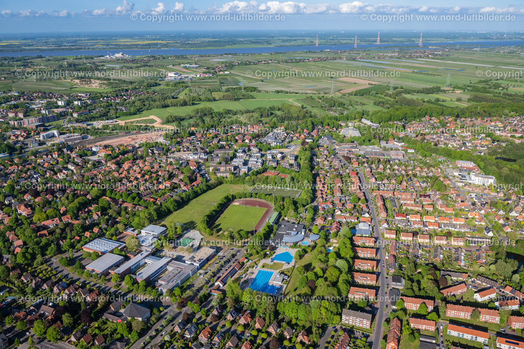 Stade_Campe_Freibad_Sportplatz_Güldenstern_ELS_2305140522 | STADE 14.05.2022 Innenstadtbereich im Stadtgebiet Campe in Stade im Bundesland Niedersachsen, Deutschland. // Cityscape of the district Campe in Stade in the state Lower Saxony, Germany. Foto: Martin Elsen