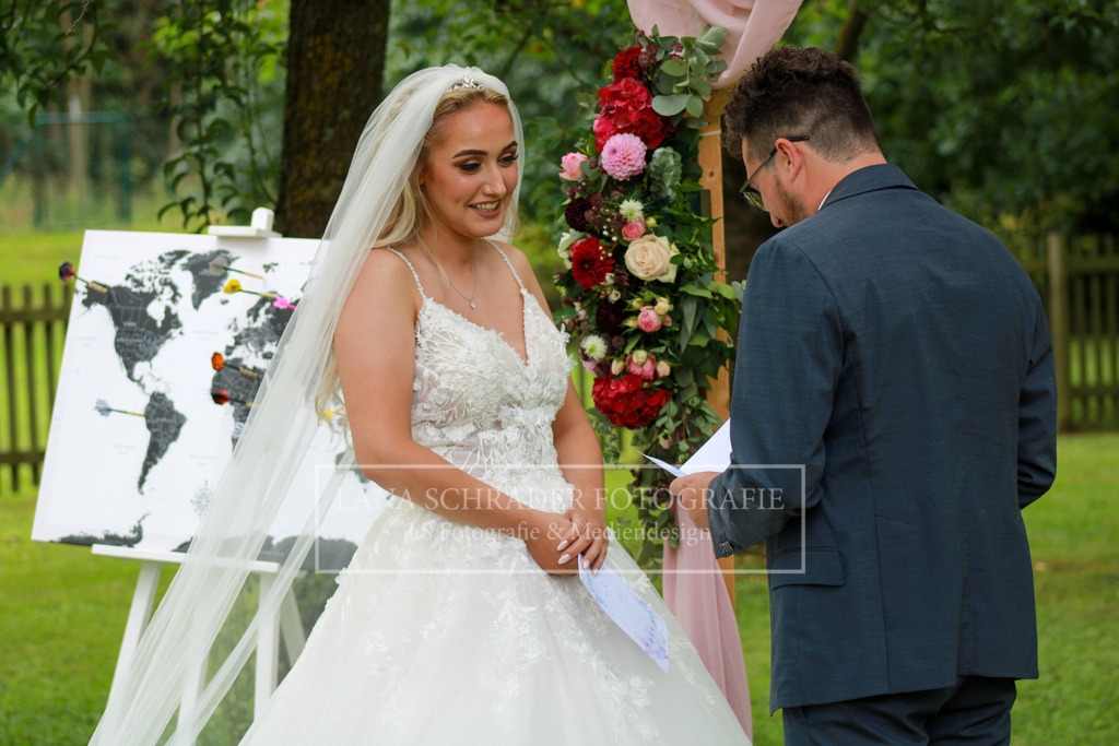 Hochzeit Sven _ Evi 08.07.22 Freie Trauung-03 | lanaschraderfotografie - Realisiert mit Pictrs.com