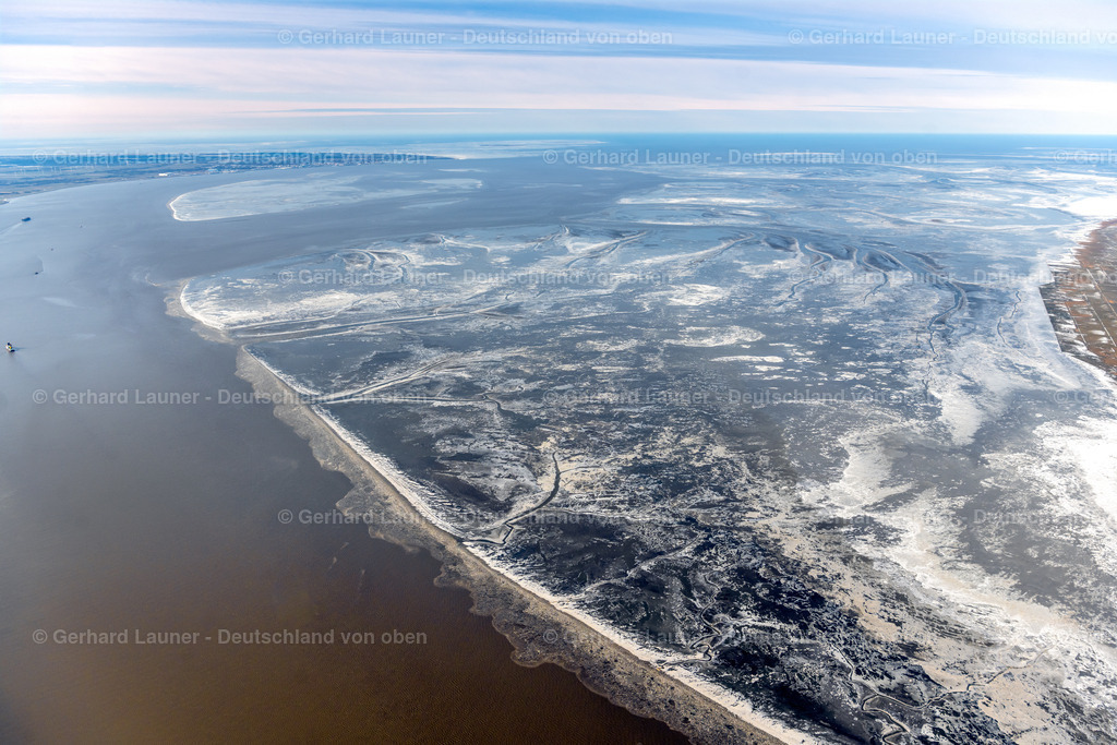 4044508 | OTTERNDORF 14.02.2021 Eisschollenstücke einer Treibeis- Schicht auf der Wasseroberfläche im Wattenmeer an der Elbemündung in Otterndorf im Bundesland Niedersachsen, Deutschland. // Ice floe pieces of a drift ice layer on the water surface in Wattenmeer on Elbemuendung in Otterndorf in the state Lower Saxony, Germany. Foto: Gerhard Launer