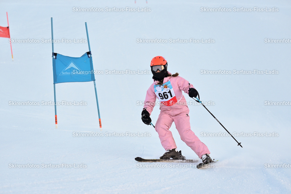 SRF_25.12.2025_0104 | Skirennfotos,Serfaus,Fiss,Ladis,Kinderskirennen,Winter,Tirol,Oberland,skirace,SFL,feelfree,weil wir's genießen,ski,Ski,skifahren,Sonnenplateau, - Realisiert mit Pictrs.com