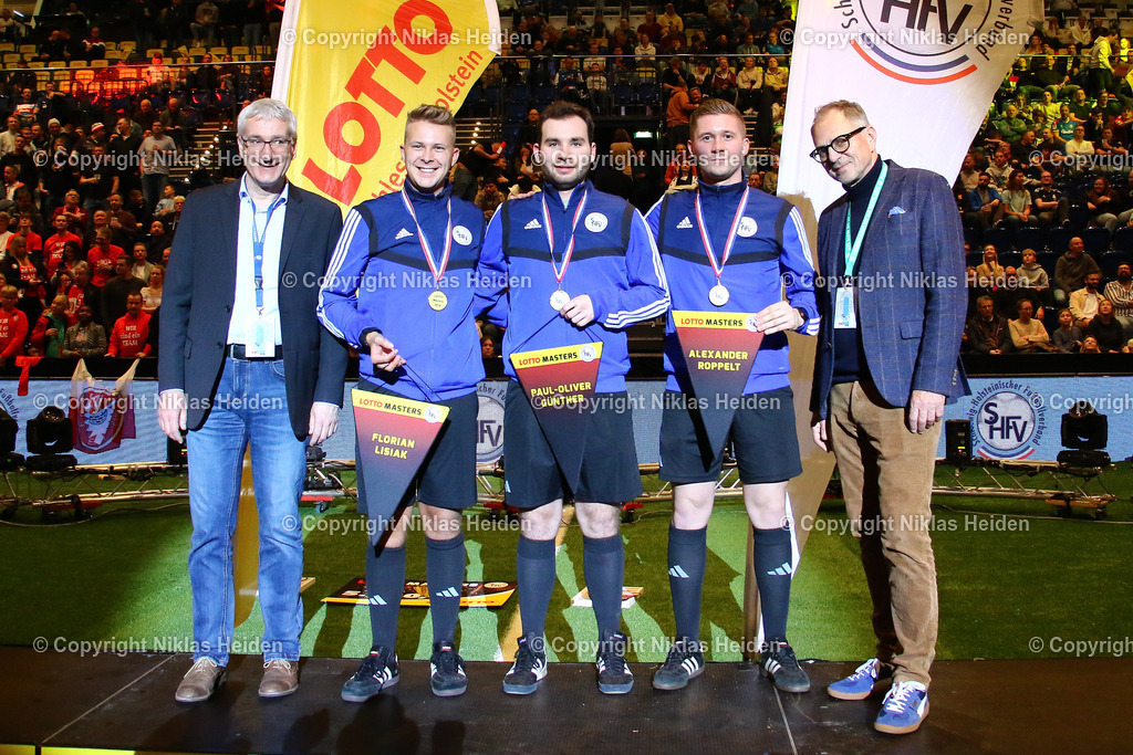 NH_SHFVHallenmasters2024_WunderinoArena_14012024 | Die Schiedsrichter Florian Lisiak, Paul-Oliver Günther und Alexander Roppelt, sowie SHFV-Präsident Uwe Döring.

SHFV Hallenmasters 2024 I Wunderino-Arena I 14.01.2024