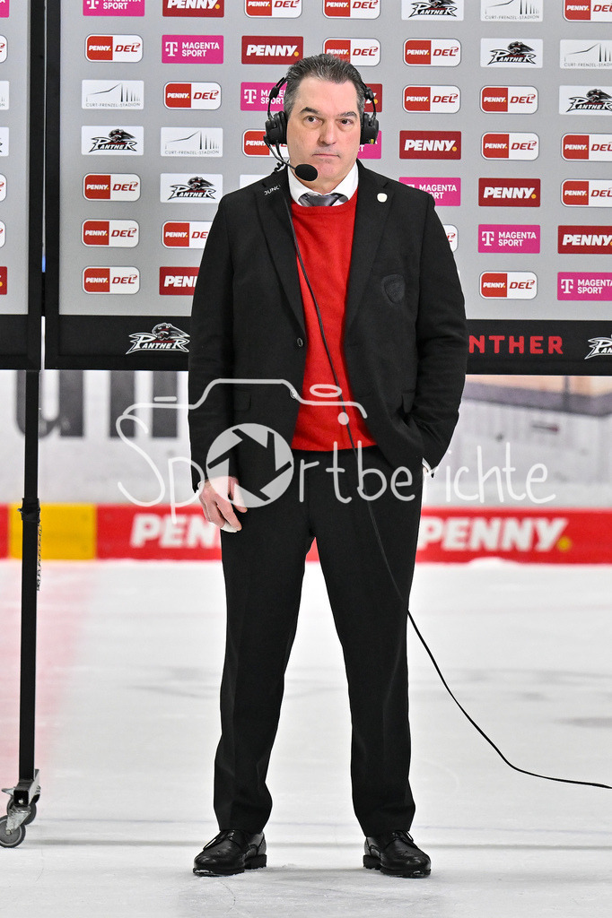 Augsburger Panther - Nürnberg Ice Tigers | Im bild Larry MITCHELL Headcoach Augsburger Panther beim Interview von Magentasport / Freisteller / Einzelfoto / DEL: Augsburger Panther - Nuernberg Ice Tigers, Curt Frenzel Stadion am 06.12.2024