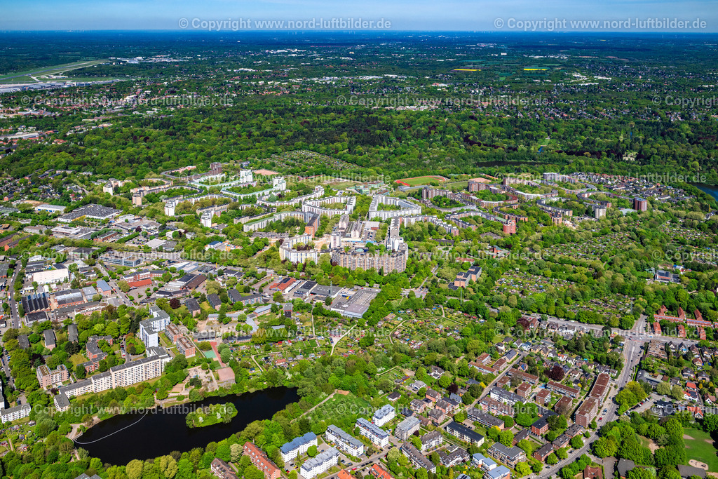 Hamburg_Steilshoop_ELS_3961010525 | HAMBURG 01.05.2025 Wohngebiet einer Mehrfamilienhaussiedlung "Steilshoop" an der zwischen dem Fritz-Flinte-Ring und der Gründgensstraße im Ortsteil Wandsbek in Hamburg, Deutschland. // Residential area of a multi-family house settlement between dem Fritz-Flinte-Ring and of Gruendgens street in the district Wandsbek in Hamburg, Germany. Foto: Martin Elsen