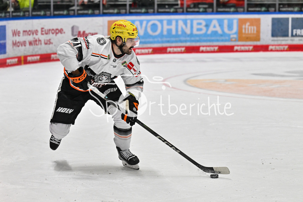 Augsburger Panther - Löwen Frankfurt  | am PUck Linus FROEBERG (Loewen Frankfurt 71) / Freisteller / Einzelfoto / DEL: Augsburger Panther - Loewen Frankfurt, Curt Frenzel Stadion am 12.01.2025