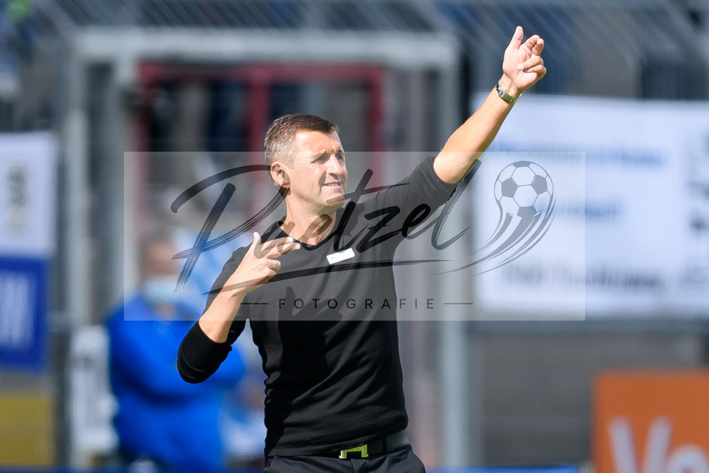 EBSTSV20210828_011 | Fussball, Herren: Trainer Michael Koellner (TSV 1860 Muenchen) gestikuliert beim Spiel der 3. Liga zwischen Eintracht Braunschweig und TSV 1860 Muenchen im Eintracht-Stadion am 28.08.2021 in Braunschweig, Deutschland.DFB / DFL REGULATIONS PROHIBIT ANY USE OF PHOTOGRAPHS AS IMAGE SEQUENCES AND/OR QUASI-VIDEO. - Realisiert mit Pictrs.com