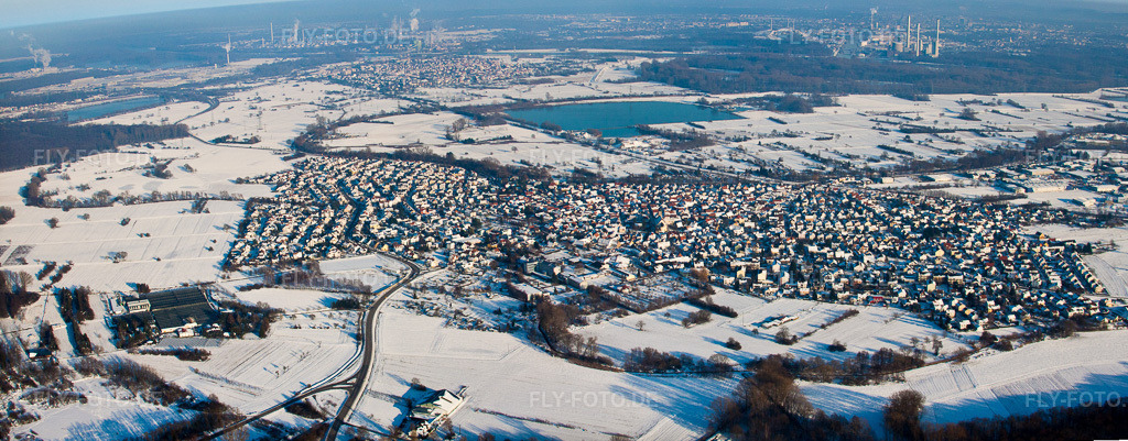 Luftbild: Winterlich schneebedeckte Panorama - Perspektive Ortsansicht der Straßen und Häuser der Wohngebiete in Hagenbach im Bundesland Rheinland-Pfalz in Deutschland. Foto: IMG_36544-Bearbeitet.jpg vom 05.01.2011 durch Werner Riehm/FLY-FOTO.deAuflösung des Originals: 7056 x 2765 px