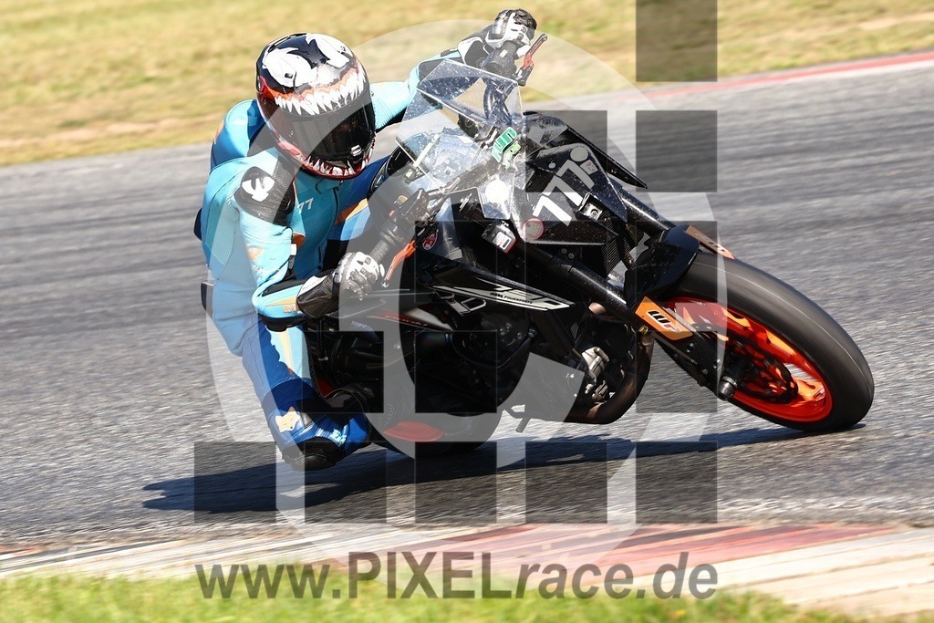 0777-20240904_02598 | Schöne Erinnerungen an spannende Momente - das festzuhalten ist unser Job. PIXELrace.de ist seit 2003 auf den Rennstrecken Europas unterwegs um die Action draußen beim Fahren und die wunderbare Stimmung imm Fahrerlager für euch einzufangen.