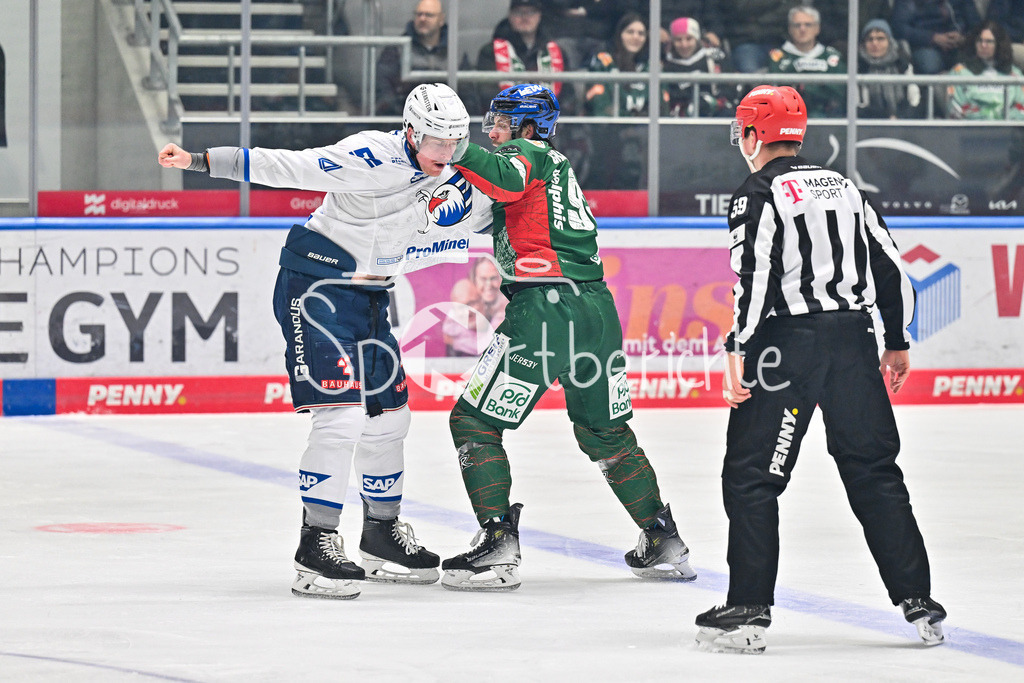 Augsburger Panther - Adler Mannheim | AUGSBURG, GERMANY - 28. DECEMBER: im Bild der Faustkampf zwischen Dan RENOUF (Adler Mannheim 4) und Joseph CRAMAROSSA (Augsburger Panther 92) / Fight / Kampf / Kämpfen / Schlägerei während dem Match zwischen den Augsburger Panthern und den Adler Mannehim am 33. Spieltag der Penny DEL im Curt Frenzel Stadion