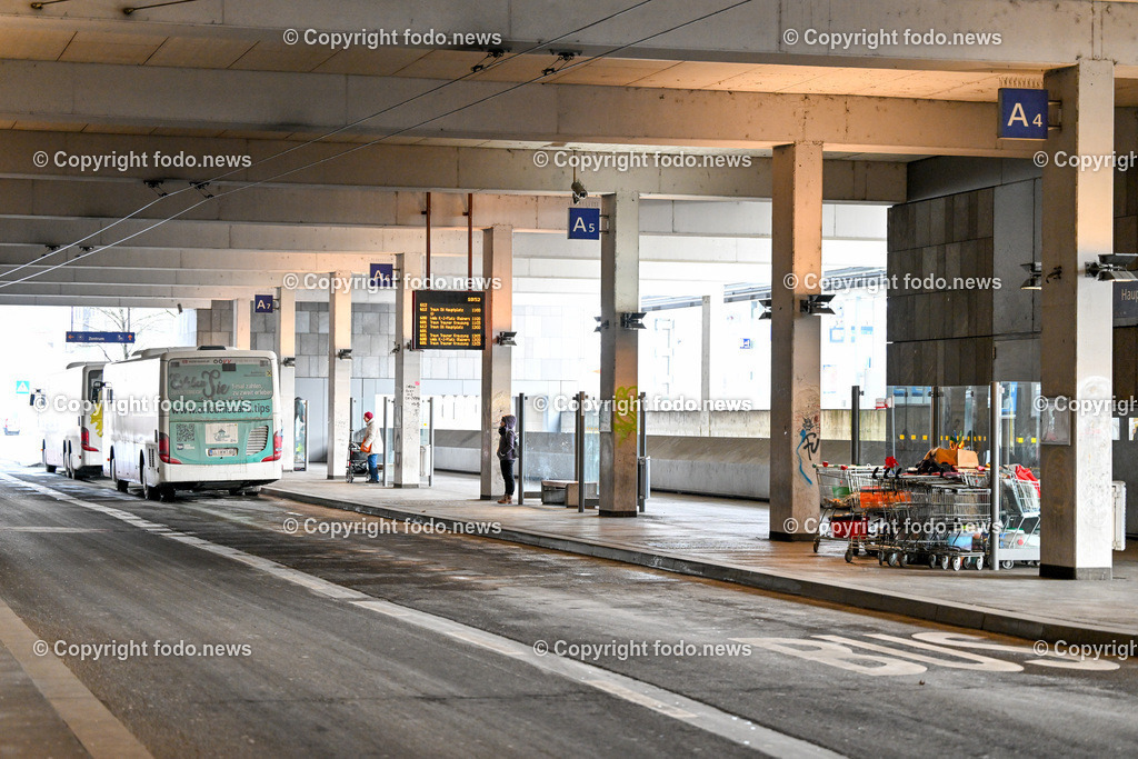 Busbahnhof Linz_ Bus_ Haltestelle_ Obdachlose_ 16.01.2024-6 | 16.01.2024, Busbahnhof Linz, AUT, Busbahnhof am Hauptbahnhof Linz, im Bild Bus, Haltestelle, Obdachlose am Warteplatz, OoeVV, Oberoesterreichischer Verkehrsverbund
