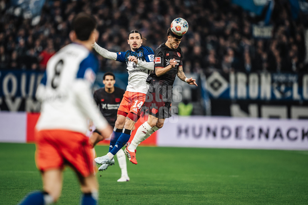 Fußball | Männer | Saison 2025/2026 | 1. Fußball-Bundesliga | 17. Spieltag | Hamburger SV vs. Bayer 04 Leverkusen | 04.03.2026 | v.l. Rayan Philippe (#14, HSV) gegen Exequiel Palacios (#25, Bayer 04 Leverkusen)