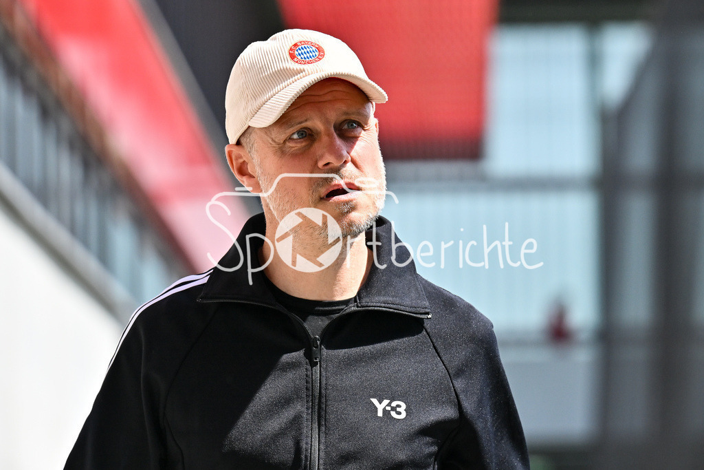 FC Bayern München - SC Freiburg | im Bild Alexander STRAUS Trainer FC Bayern Muenchen Frauen / Einzelfoto / Freisteller / Frauen Bundesliga: FC Bayern Muenchen - SC Freiburg, FC Bayern Campus am 27.04.2025