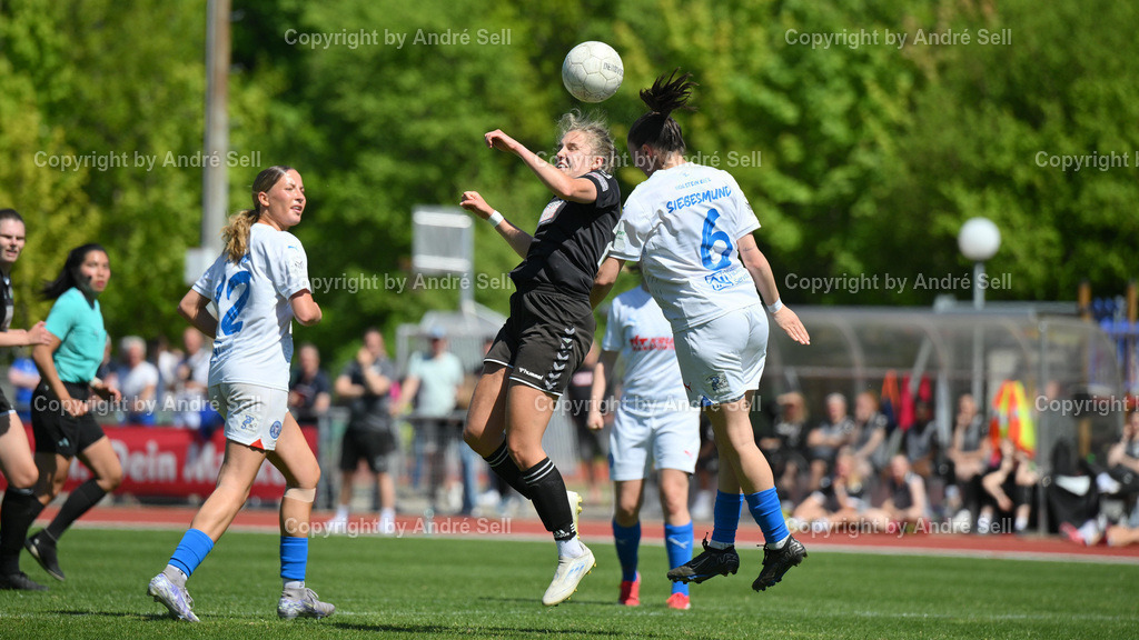 SV Henstedt-Ulzburg vs Holstein Kiel | Anna Johannsen (SVHU #22) / Katinka Siegesmund (Holstein #6) / Fußball-Regionalliga Nord Frauen 2024/2025 / 21. Spieltag, SV Henstedt-Ulzburg vs Holstein Kiel / Beckersberg A-Platz / Henstedt-Ulzburg / 11.05.25 - Realisiert mit Pictrs.com