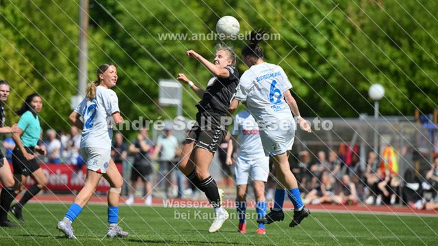 SV Henstedt-Ulzburg vs Holstein Kiel | Anna Johannsen (SVHU #22) / Katinka Siegesmund (Holstein #6) / Fußball-Regionalliga Nord Frauen 2024/2025 / 21. Spieltag, SV Henstedt-Ulzburg vs Holstein Kiel / Beckersberg A-Platz / Henstedt-Ulzburg / 11.05.25 - Realisiert mit Pictrs.com